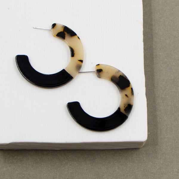 Half black and tortoisehell flat resin hoop earrings
