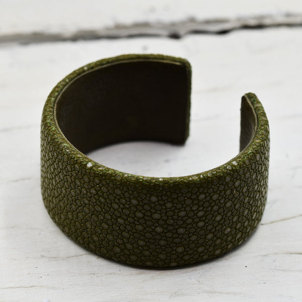 Olive luxury stingray bangle (35mm width)