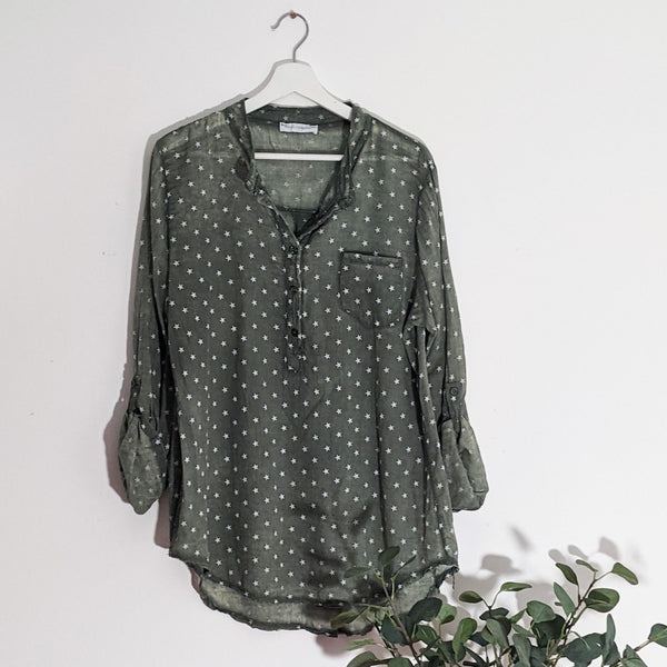 Collarless cotton vintage wash shirt with star print fabric