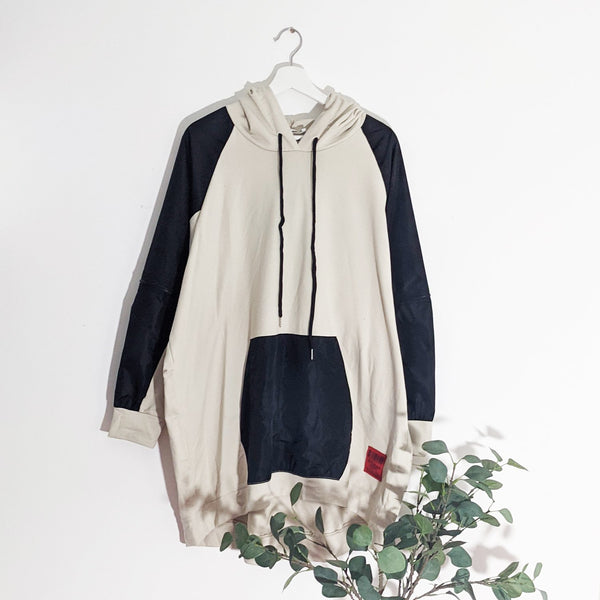 Hooded top with parka fabric sleeves and pouch pocket and zip elements