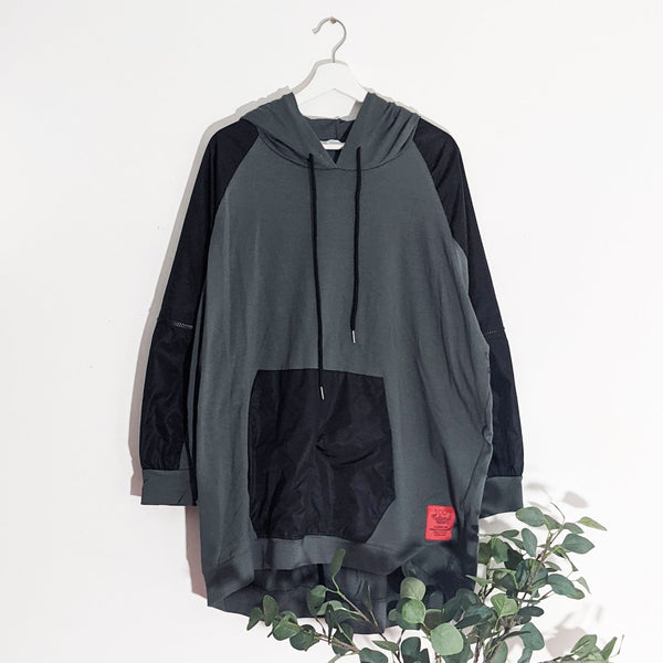 Hooded top with parka fabric sleeves and pouch pocket and zip elements
