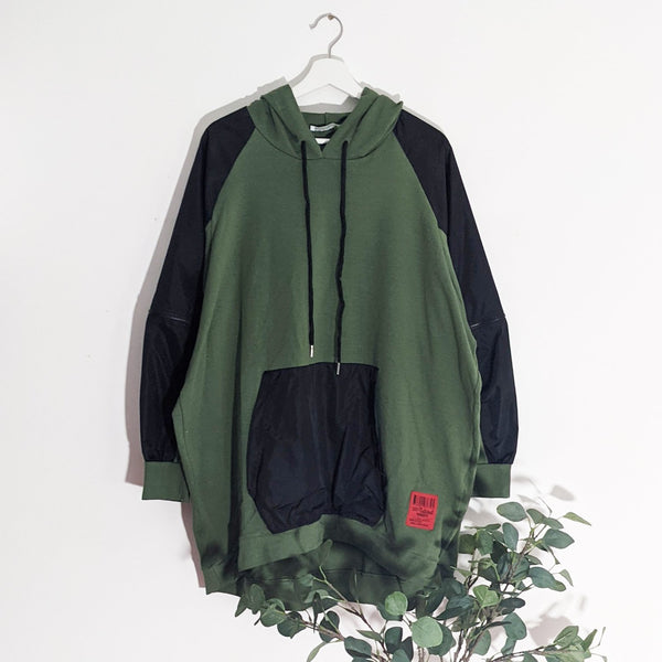 Hooded top with parka fabric sleeves and pouch pocket and zip elements